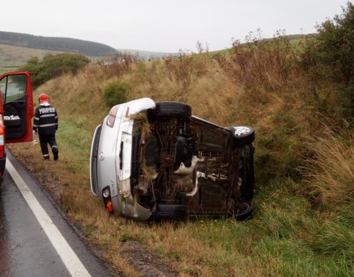 Accident aproape de Vâlcele. O femeie s-a răsturnat cu mașina FOTO